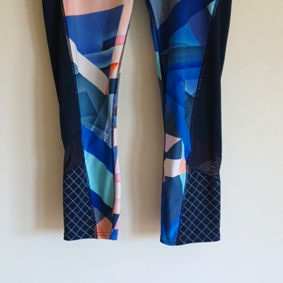 Athleta Electric Geo Sonar Capri Leggings M - Picture 4 of 9